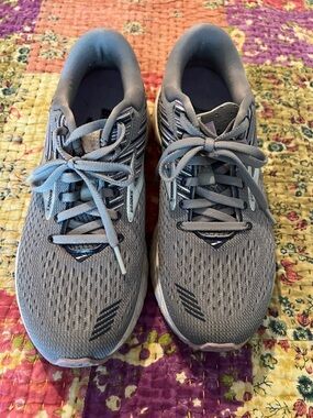 Brooks Women's Running Shoes in Gray with Navy Accents Size 8